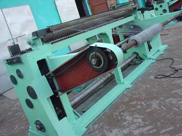 Reverse twist hexagonal wire netting machine